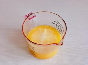 再加入牛奶，充分打至均匀。