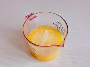 再加入牛奶，充分打至均匀。