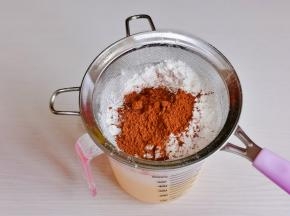 筛入低筋面粉，泡打粉，可可粉。