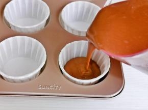 倒入纸杯中，七分满。