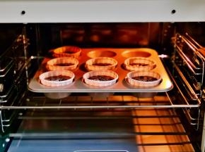 入烤箱中层，上下170度烤25-28分钟。