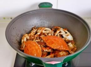 盖上盖子中小火焖熟即可。