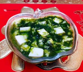 鲜美可口的下锅鲜肉豆腐蛋花羹装入容器中就大功告成了