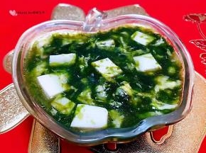 鲜美可口的下锅鲜肉豆腐蛋花羹装入容器中就大功告成了