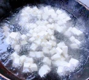 豆腐切成大小均匀的块状放入开水中焯水