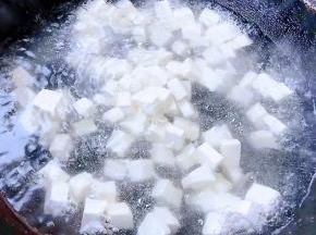 豆腐切成大小均匀的块状放入开水中焯水