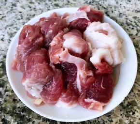 鲜猪肉切成小薄片