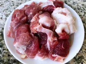 鲜猪肉切成小薄片