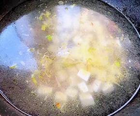 添加适量清水放入处理好的豆腐大火烧开