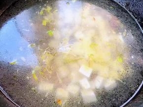 添加适量清水放入处理好的豆腐大火烧开