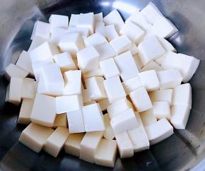 豆腐焯好水立即放人冷水中过凉沥干水份备用