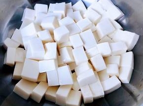 豆腐焯好水立即放人冷水中过凉沥干水份备用