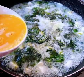 水烧开下入下锅烂轻轻散开再淋入打散的蛋液水面飘出漂亮的蛋花