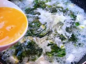 水烧开下入下锅烂轻轻散开再淋入打散的蛋液水面飘出漂亮的蛋花