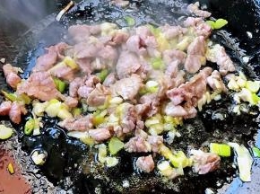放入鲜猪肉炒至变色入味