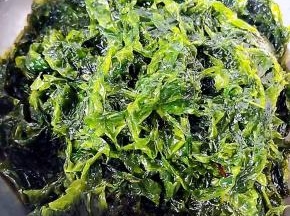 处理好的下锅烂沥干水份备用建议下锅烂不要清洗很多遍会影响它的鲜度
