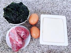 准备原材料下锅烂、鲜猪肉、鸡蛋、豆腐备用