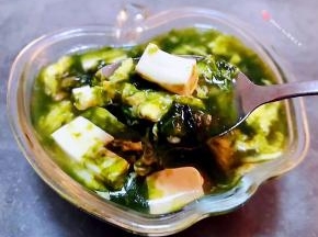 下锅烂这样做即锁住原有的原汁原味的鲜美还混搭鲜猪肉和豆腐鸡蛋的香浓口感让人回味无穷