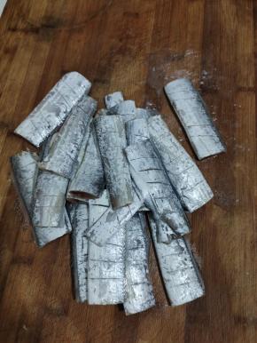 带鱼去内脏，清洗干净沥干水分，在带鱼两面都打上花刀，备用！