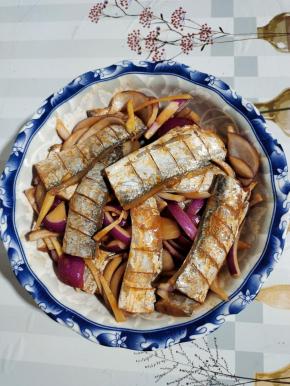 处理好的带鱼放入碗中，加入一勺料酒，姜丝，4勺奥尔良腌料，适量的油抓拌均匀腌制20分钟！