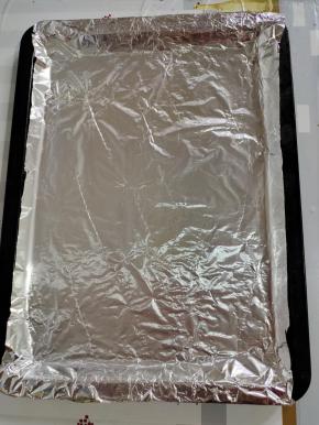 烤盘上铺一层锡纸，再均匀的涂抹一层油！