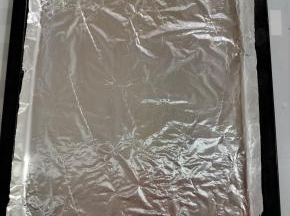 烤盘上铺一层锡纸，再均匀的涂抹一层油！