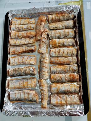 把腌制好的带鱼均匀的摆放在烤盘上！