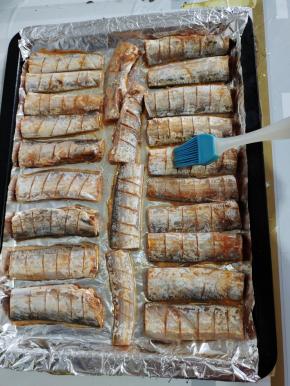 再在带鱼的表面刷一层油！