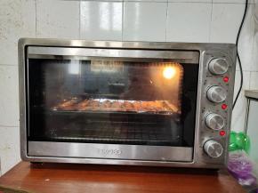 放入提前预热好的烤箱，上下火180度烤20分钟即可！（中途记得拿出来翻面！）