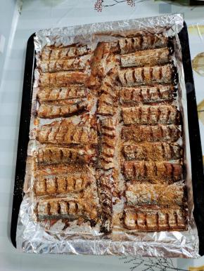 烤好的带鱼取出来，撒上适量的烧烤粉即可开吃！