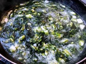 下锅烂不易煮时间过长会影响口感开锅即可放入盐和味精调味均匀最后淋上水淀粉搅拌成透明羹状即可出锅享用