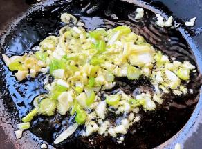 锅中倒入底油加热放入切好的葱蒜爆香