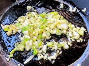 锅中倒入底油加热放入切好的葱蒜爆香