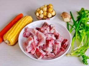 准备食材，排骨泡冷水，将血水泡出。