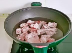 冷水下锅烧开后煮3分钟。捞出冲洗干净。