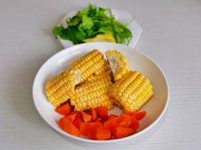 玉米切小段，胡萝卜去皮切菱形块，香菜，葱，姜切好。