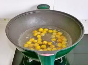 板栗煮2分钟捞出。