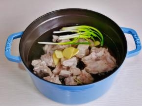排骨倒入锅中加水，葱姜。