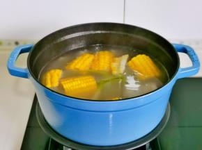 加入玉米再熬15分钟。
