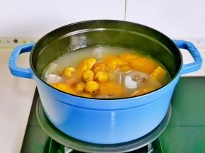 加入板栗煮10分钟。