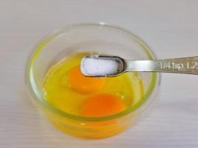 鸡蛋磕碗中，加盐。