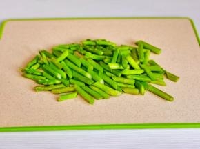 芦笋洗净切段。