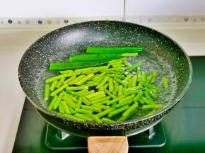 水烧开后下芦笋，秋葵焯水40秒捞出过冷水。