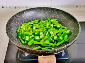 起油锅加入蒜末炒香，倒入芦笋，秋葵翻炒。
