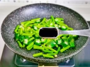 加入一勺酱油翻炒。