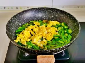 加入煎好的鸡蛋，按个人口味加盐。