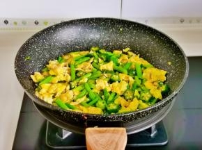 快速翻炒均匀，关火出锅。