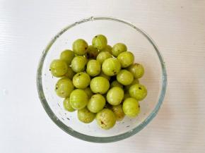 油柑清洗干净，捞出沥干水分备用
