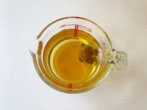 茉莉茶包+开水泡出茶色备用
