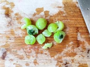 油柑用刀背拍碎